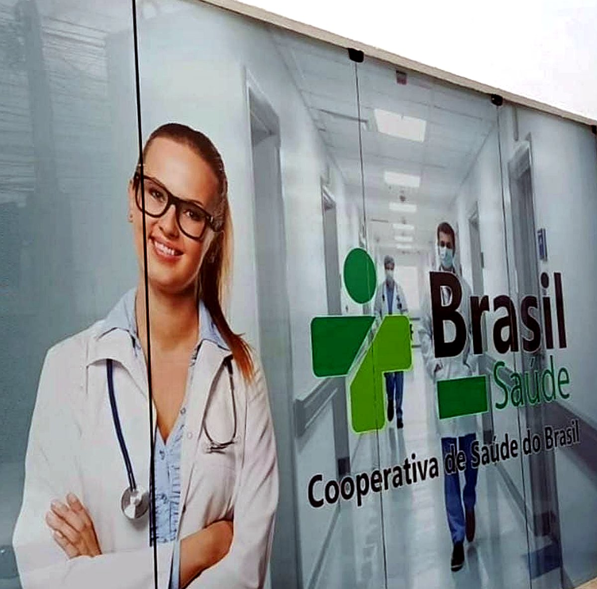 Envelopamento em vidro Brasil Saúde