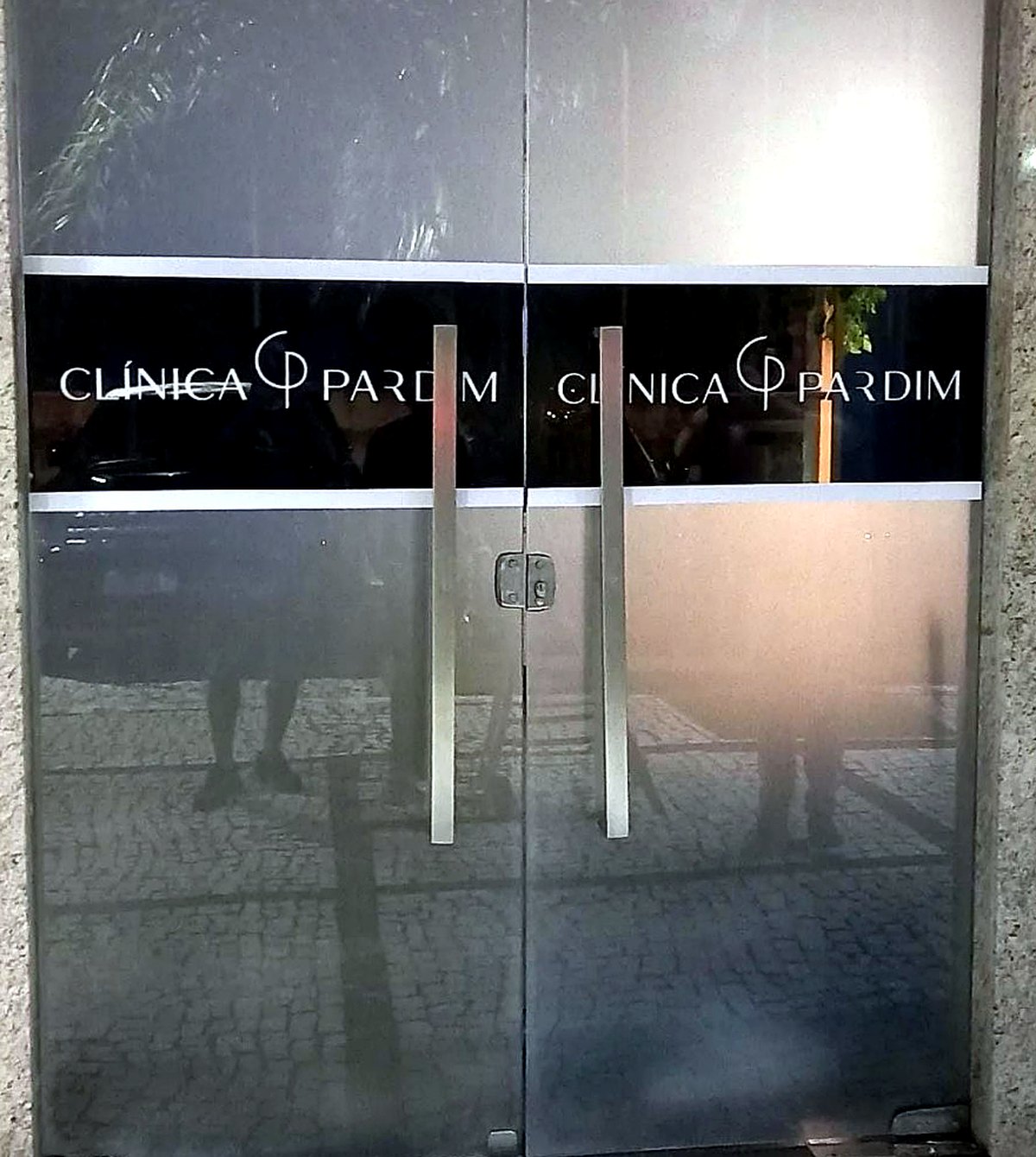 Plotagem em portas Clínica Pardim