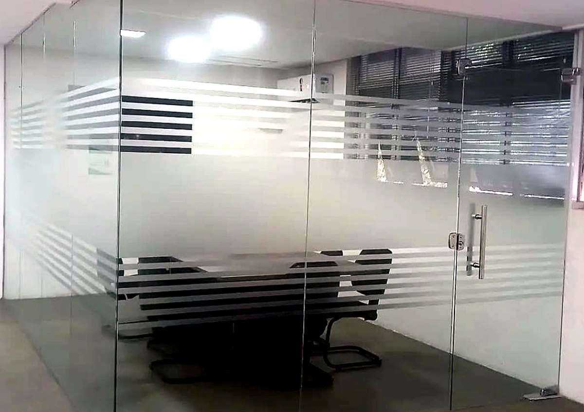 Película jateada em sala de reunião